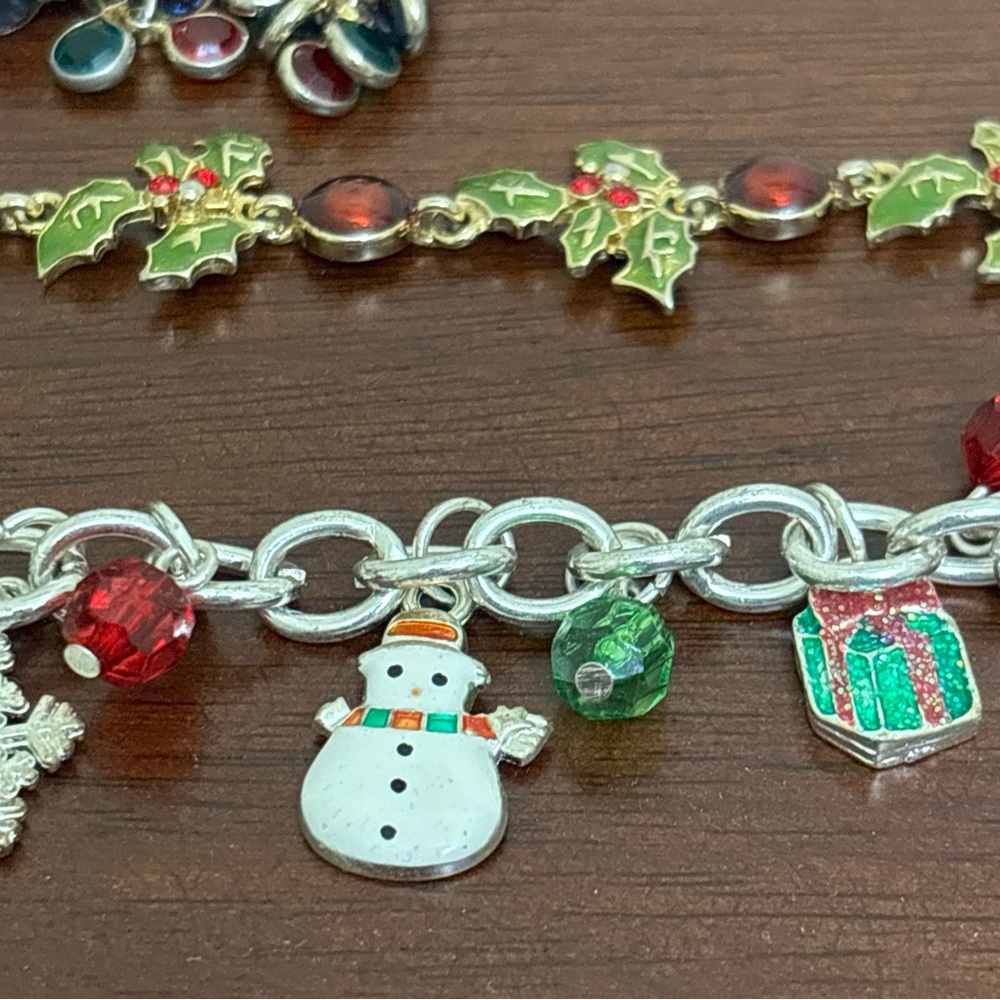 Lot Of Christmas Jewelry Bracelets Earrings And A Brooch Vintage To Modern - Picture 6 of 11